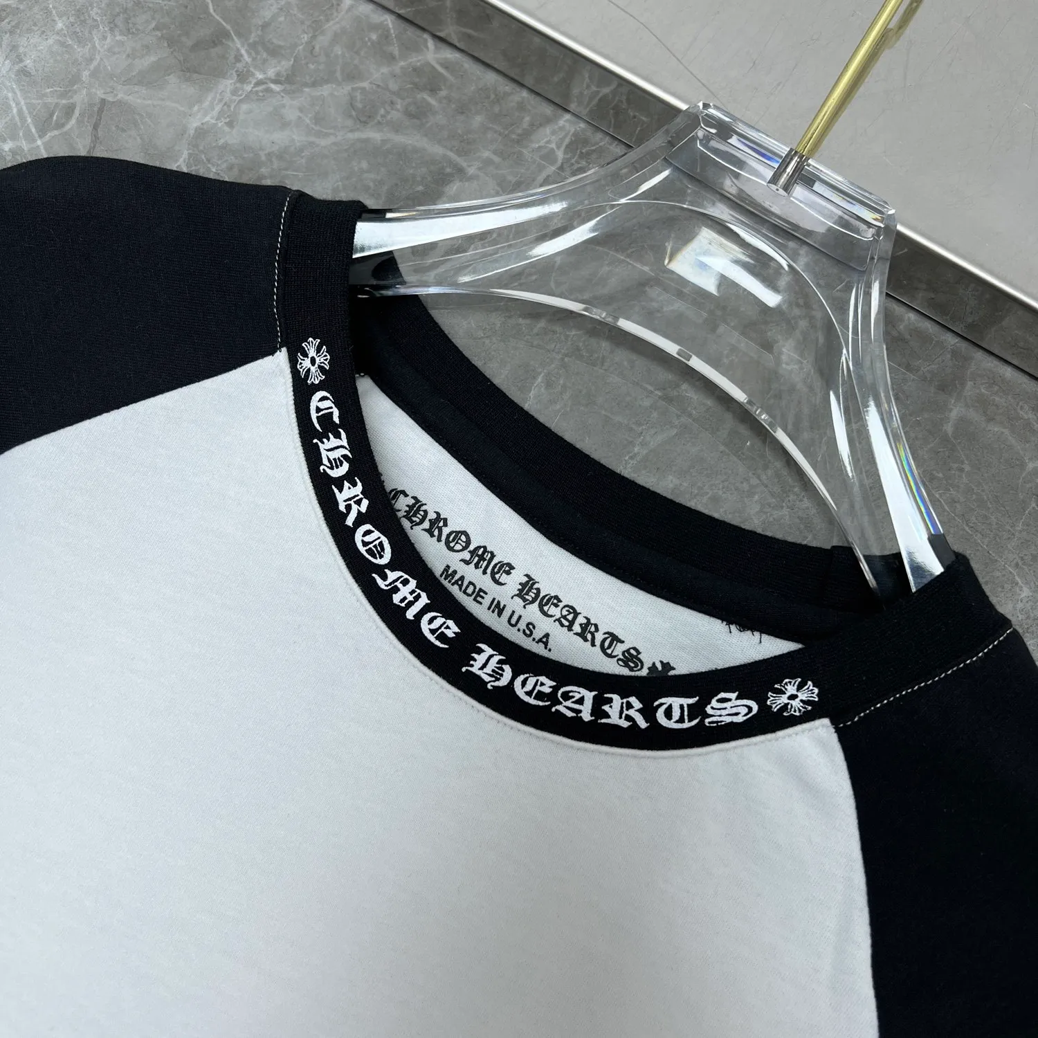 P160 Chrome Hearts 🍁Long T Series🍁 Available simultaneously at counters❤️The fabrics are fully upgraded! ! Crowe's black and white lettered large horseshoe color-blocking long-sleeved T. Printed and dyed with imported environmentally friendly glue. Re-engraved version 1:1 high weight original fabric 🌈Recommended color: black and white color-blocking🌈 Size: S, M, L, XL